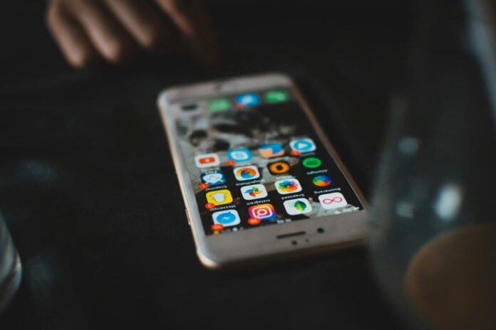 fotografi fokus selektif iPhone 6s emas yang dihidupkan