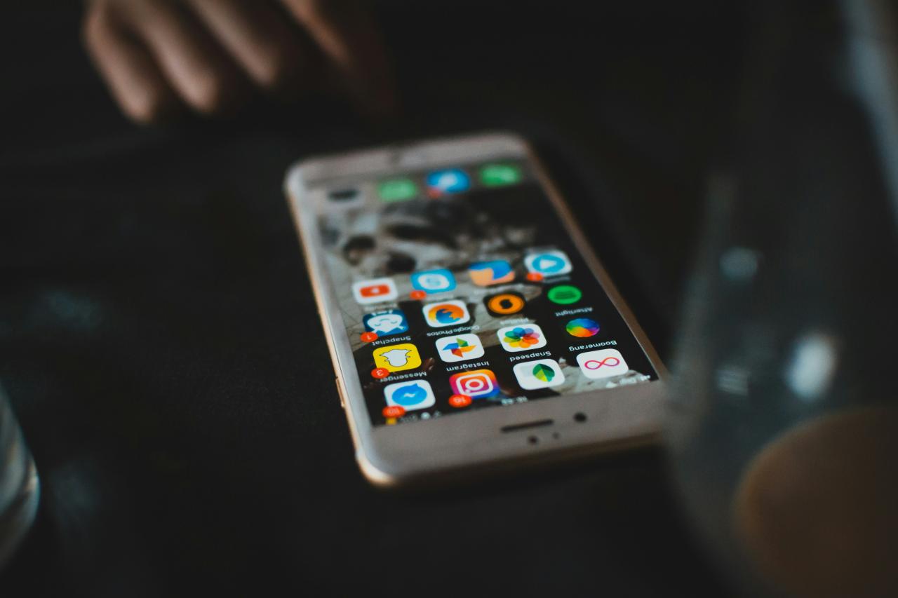fotografi fokus selektif iPhone 6s emas yang dihidupkan