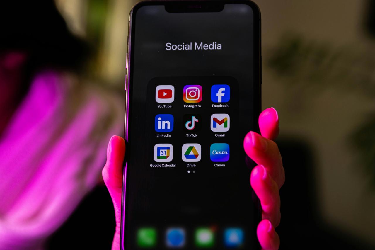 Smartphone menampilkan ikon aplikasi media sosial.