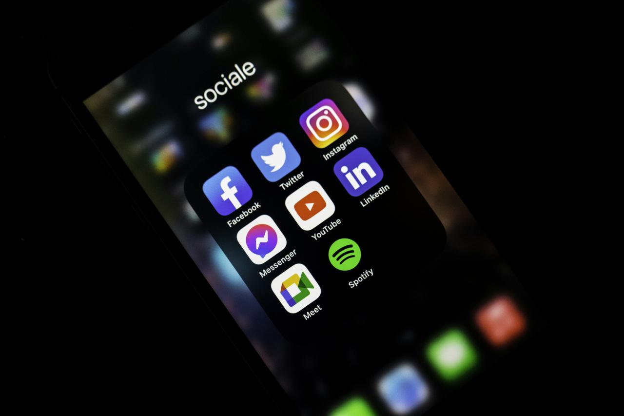 Layar iPhone menampilkan ikon di layar