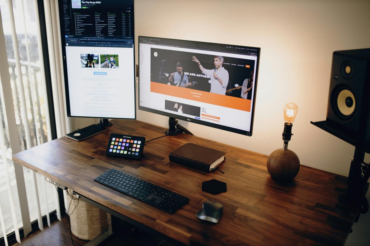 monitor komputer layar datar hitam keyboard komputer hitam dan mouse komputer hitam di meja kayu coklat