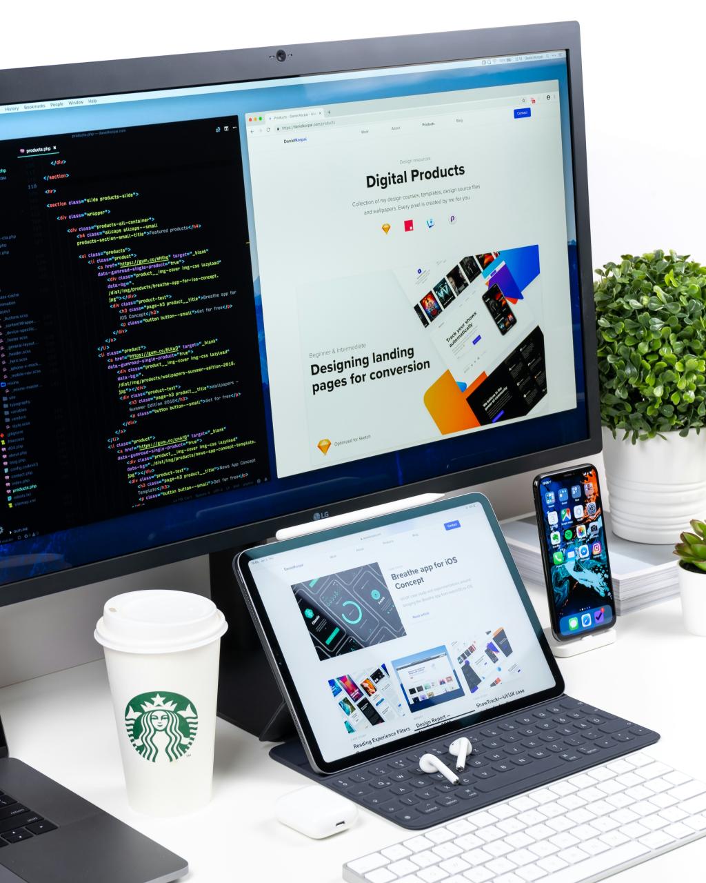 monitor yang dihidupkan yang menampilkan produk digital