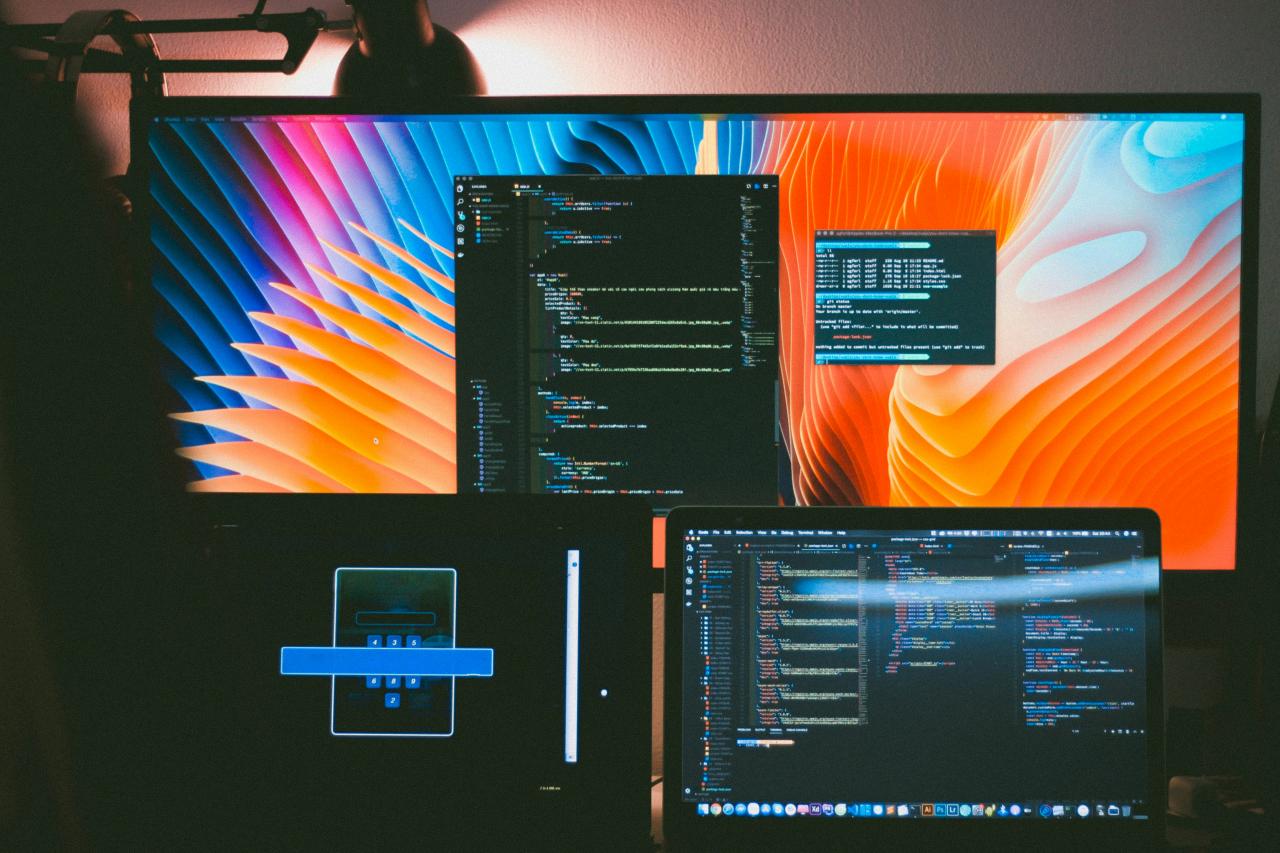 monitor komputer yang duduk di atas meja