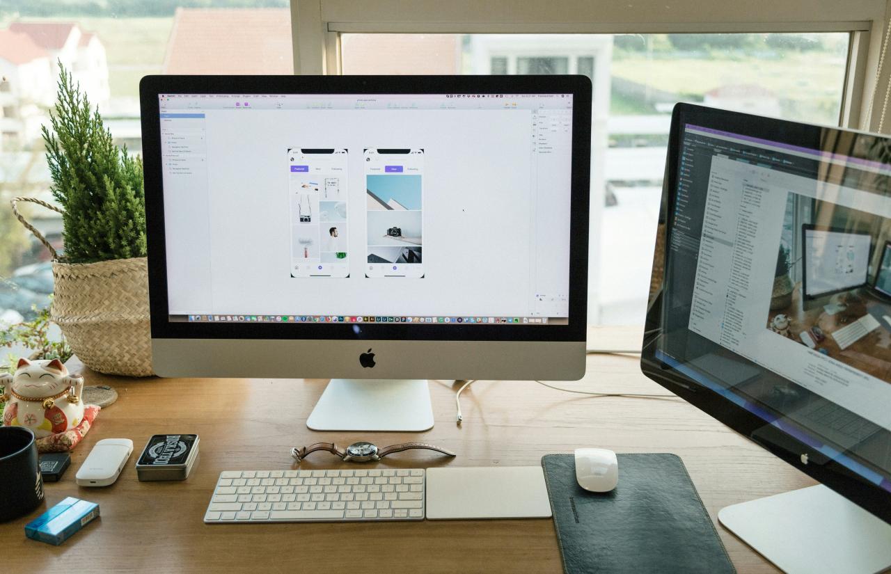 iMac perak dengan Apple Magic Keyboard dan Magic Mouse