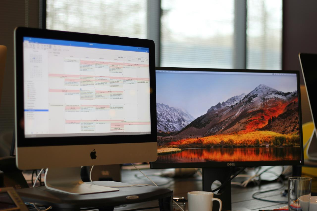 iMac perak yang dihidupkan